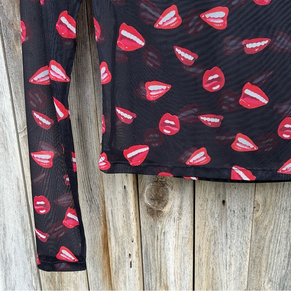 NWT Alice + Olivia Delaina Mouth Print Mesh Top Lip Sync Black XS - Picture 6 of 16